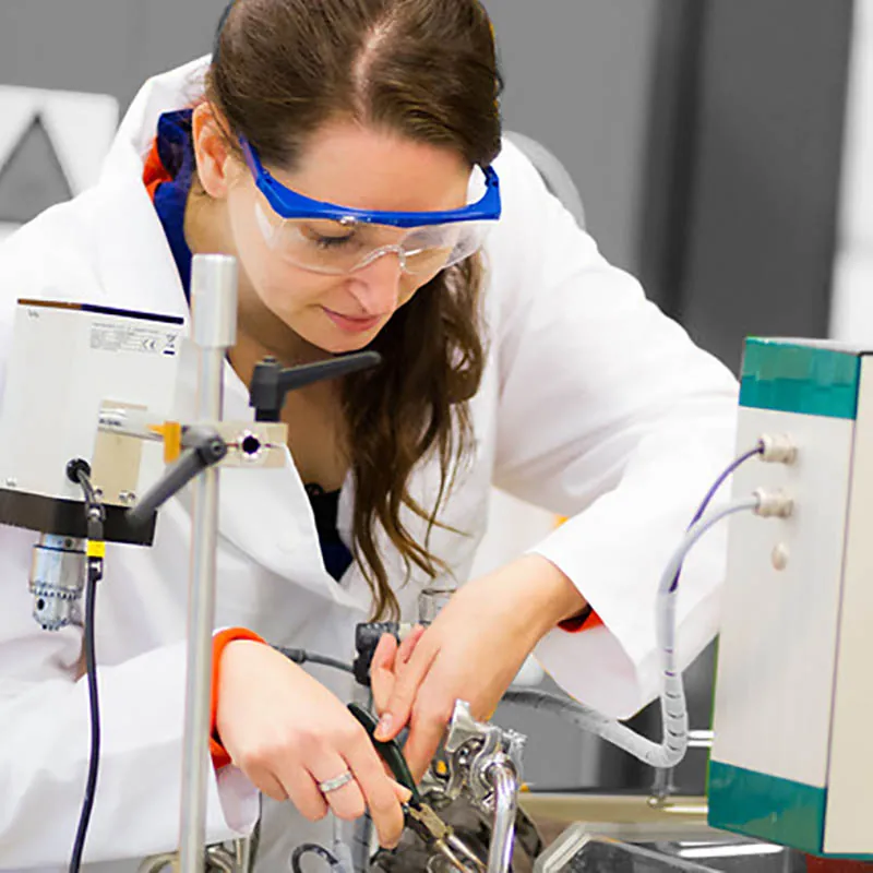 Technisch specialist aan het werk in een laboratorium in de Life Science